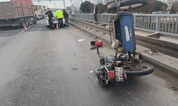 Manisa'da tıra çarpan motosiklet sürücüsü ağır yaralandı