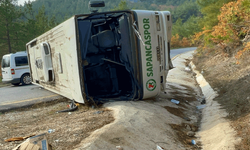 Sakarya'da  ilkokul öğrencilerini taşıyan midibüs devrildi