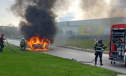 Samsun'da alev alev yanan otomobilde 6 kişi ölümden döndü