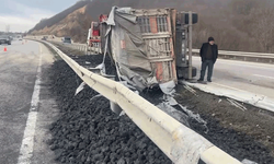 Samsun'da kömür yüklü tırın yan yatması sonucu sürücü yaralandı