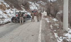 Van'da bir otomobil buzlanmadan dolayı takla attı: 2 yaralı