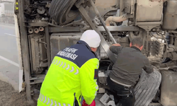 Afyon'da devrilen tırın altından yükselen alevlere jandarma desteği