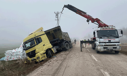 Afyon'da gübre yüklü tır devrildi: Sürücüsü yaralandı