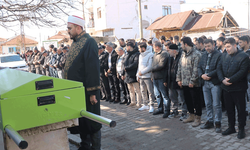 Afyon'da oğlıu tarafından vurulan anne gözyaşları içinde toprağa verildi