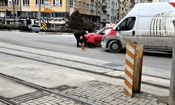 Eskişehir'de caddenin ortasında lastiği patlayan sürücüye yardım