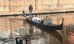 Eskişehir'de turistler sıcak havanın tadını gondollara binerek çıkarttı