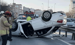 İstanbul'da takla atan otomobilde 2 kişi yaralandı