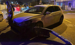 Sakarya'da ilginç kaza: Araba kapısı diğer aracın farında asılı kaldı