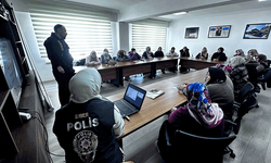 Afyon'da polislerden kadınlara bilinçli internet kullanımı anlatıldı