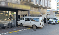 Antalya'da trafik kazası: Kamyonet kuaför salonuna çarptı
