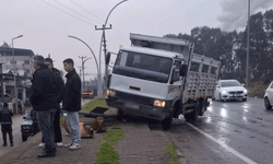 Aydın'da kamyonun çarptığı trafik lambası, yayanın üstüne devrildi