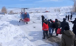 Bingöl'de karla kaplanan köyde hastalanan vatandaş için ambulans helikopter yollandı