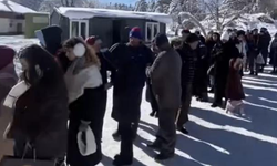 Bursa'da teleferik gelmedi, vatandaşlar metrelerce kuyruk oluşturdu