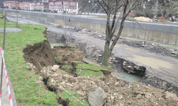 Kastamonu'da çay kenarındaki heyelan nedeniyle istinat duvarı yıkıldı