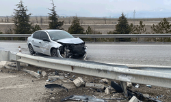 Konya'da kontrolden çıkan otomobil bariyerlere çarptı: 1 yaralı