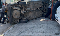 Mersin'de takla atan otomobil yol kenarındaki araçlara çarptı: 2 yaralı