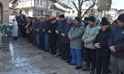 Sakarya'da tamir etmek istediği tırın altında kalan adam son yolculuğuna uğurlandı