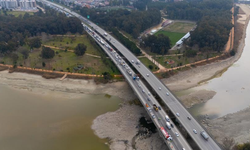 Adana’da tır devrildi, otoyolda trafik kilitlendi