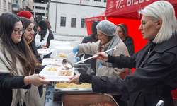 Bilecik'te Başkan Subaşı vatandaşlara kendi eliyle yemek dağıttı