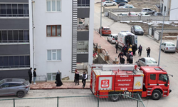 Elazığ'da otomobil apartman boşluna uçtu: 1 yaralı