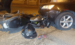 Eskişehir'de bir motosikletli otomobil ile çarpıştı: 1 yaralı