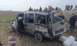 Hatay'da hafif ticari araç kontrolden çıkarak tarlaya uçtu: 3 yaralı