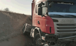 Isparta'da yol kenarındaki kanala düşen tır şoförü yaralandı