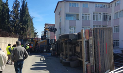 İstanbul'da freni patlayan demir yüklü tır devrildi