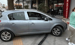 Mersin'de bir otomobil kontrolden çıkarak kafeye daldı