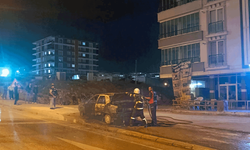 Adıyaman'da park halindki bir otomobil yanarak küle döndü