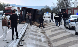 Afyon'da feci kaza: Kontrolden çıkan kamyon devrildi! 53 küçükbaş hayvan telef oldu