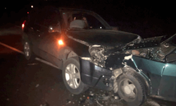 Antalya'da 2 otomobil kafa kafaya çarpıştı: 3 yaralı