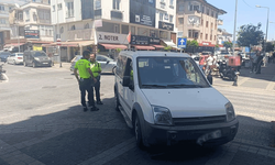 Antalya'da hafif ticari araçla motosiklet çarpıştı