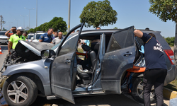 Antalya'da iş makinesi ile çarpışan otomobildeki sürücü ve eşi yaralandı