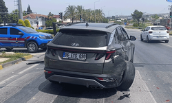 Antalya'da kamyonet ve otomobil çarpıştı: 1 yaralı