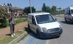 Antalya'da lastiği patlayan araç kaldırıma çarpıp devrilmekten son anda kurtuldu