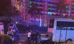 Antalya'da park halindeki midibüse çarpan motosikletteki 2 genç hayatını kaybetti
