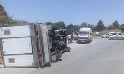 Antalya'da ticari araç yandan çarptığı kamyoneti devirdi