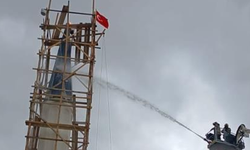 Başkent'te fırtına etkili oluyor: Bir minareye yıldırım düştü