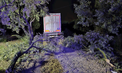 Bursa'da otomobil tırın altında kaldı: 1 ölü 1 yaralı