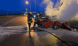 Erzurum'da bir otomobil yanarak hurdaya döndü