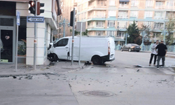 Eskişehir’de korkutan kaza: Araç işletmenin duvarına saplandı
