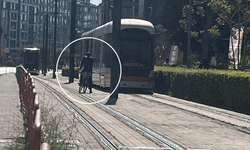 Eskişehir'de tramvay hattında bisiklet süren kişi yürekleri ağza getirdi