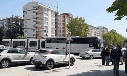 Eskişehir’de tramvay ile otobüs çarpıştı: Trafikte aksama, seferlerde gecikme yaşandı