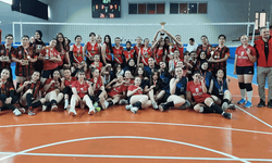 Genç A Kızlar Voleybol Müsabakalarında şampiyonlar kupayı kaldırdı