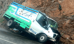 Hakkari'de kontrolden çıkan kamyonet kayalığa çarptı: 1 ölü 1 yaralı