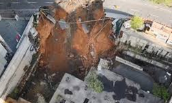 İstanbul'da çöken yolda ekiplerin incelemesi devam ediyor