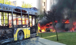İstanbul'da İETT otobüsü yanarak küle döndü