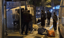 İstanbul'da kontrolden çıkan ticari araç yan yattı