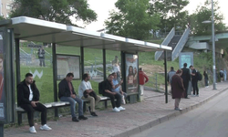 İstanbul'da özel halk otobüsü grevi nedeniyle duraklarda yoğunluk yaşandı